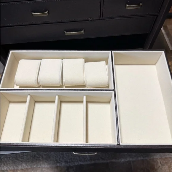 Vintage faux leather jewelry trunk - Picture 8 of 16